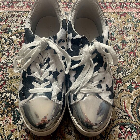 BLACK AND WHITE COW PRINT WITH SILVER STAR SNEAKERS PARTY BRAND SIZE 11 - Picture 1 of 4
